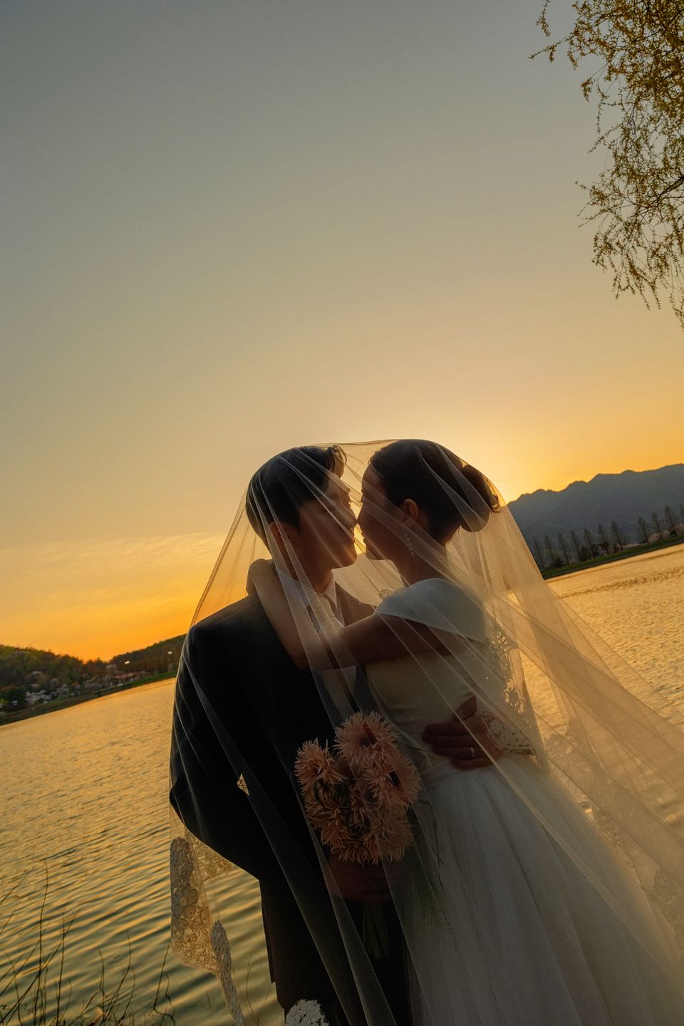 노을 아래 서로에게 기대는 두 사람